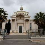 Procediamo per altri trecento metri fino a osservare sulla destra la chiesa di Santa Fara, costruita nel 1975 con gusto neoclassico. E� l�edificio simbolo di questa zona, dove il �nuovo� si sta pian piano andando ad accostare a un �antico� che nonostante vincoli e bellezza giace abbandonato e nascosto ai bordi di una strada